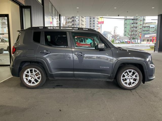 ジープ・レネゲード リミテッド　認定中古車保証　整備付　ＡＣＣ　ＢＳＭ　レザーシート　シートヒーター　バックカメラ　アップルカープレイ　パワーシート　ＥＴＣ２．０　レーンキープ　パークセンサー　純正アルミホイール（4枚目）