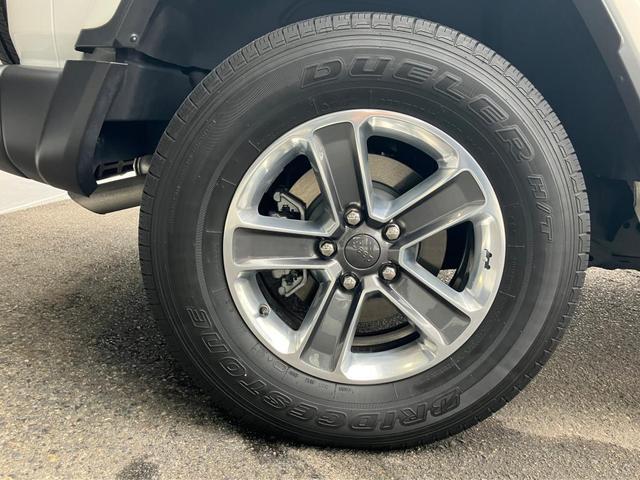 ジープ・ラングラーアンリミテッド サハラ　認定中古車保証　整備付　衝突軽減ブレーキ　アダプティブクルーズコントロール　バックモニター　Ａｐｐｌｅｃａｒｐｌａｙ／ａｎｄｒｏｉｄａｕｔｏ　シートヒーター　ハンドルヒーター（11枚目）