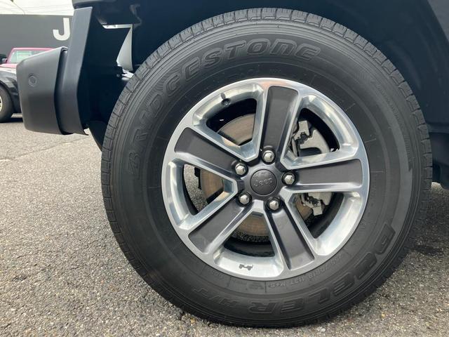 ジープ・ラングラーアンリミテッド サハラ　認定中古車保証　整備付　衝突軽減ブレーキ　アダプティブクルーズコントロール　バックモニター　Ａｐｐｌｅｃａｒｐｌａｙ／ａｎｄｒｏｉｄａｕｔｏ　シートヒーター　ハンドルヒーター（12枚目）