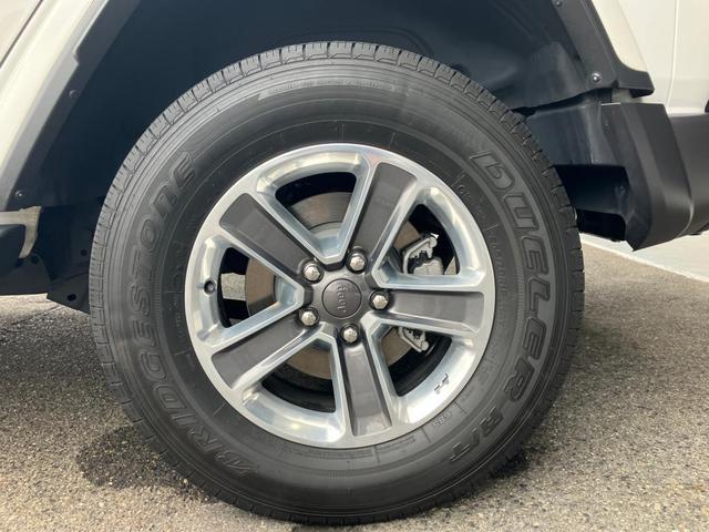 ジープ・ラングラーアンリミテッド サハラ　認定中古車保証　整備付　衝突軽減ブレーキ　アダプティブクルーズコントロール　バックモニター　Ａｐｐｌｅｃａｒｐｌａｙ／ａｎｄｒｏｉｄａｕｔｏ　シートヒーター　ハンドルヒーター（13枚目）