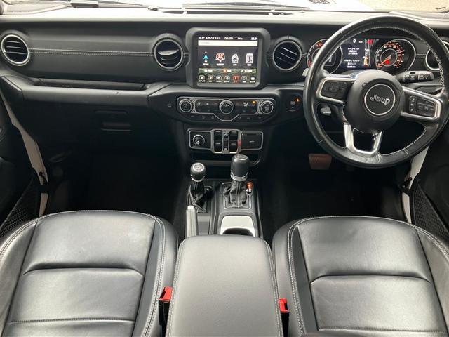 ジープ・ラングラーアンリミテッド サハラ　認定中古車保証　整備付　衝突軽減ブレーキ　アダプティブクルーズコントロール　バックモニター　Ａｐｐｌｅｃａｒｐｌａｙ／ａｎｄｒｏｉｄａｕｔｏ　シートヒーター　ハンドルヒーター（14枚目）