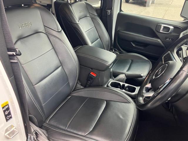 ジープ・ラングラーアンリミテッド サハラ　認定中古車保証　整備付　衝突軽減ブレーキ　アダプティブクルーズコントロール　バックモニター　Ａｐｐｌｅｃａｒｐｌａｙ／ａｎｄｒｏｉｄａｕｔｏ　シートヒーター　ハンドルヒーター（16枚目）