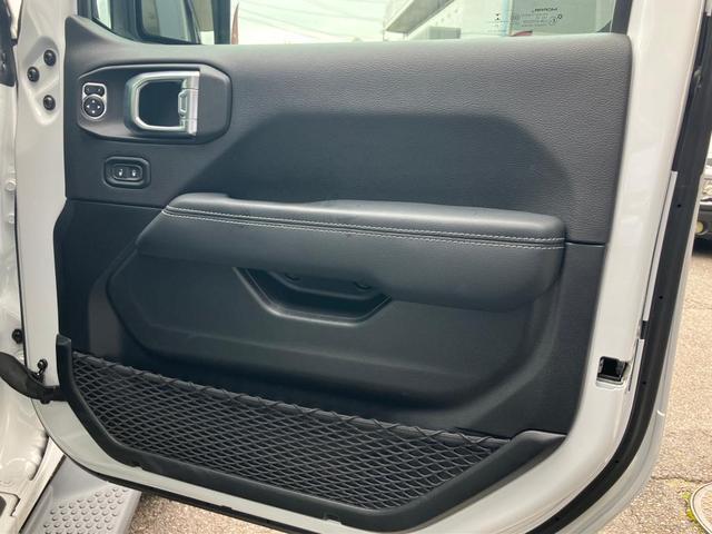 ジープ・ラングラーアンリミテッド サハラ　認定中古車保証　整備付　衝突軽減ブレーキ　アダプティブクルーズコントロール　バックモニター　Ａｐｐｌｅｃａｒｐｌａｙ／ａｎｄｒｏｉｄａｕｔｏ　シートヒーター　ハンドルヒーター（17枚目）