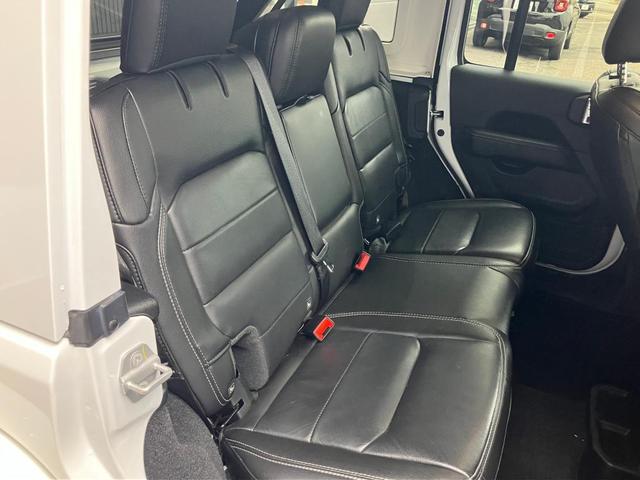 ジープ・ラングラーアンリミテッド サハラ　認定中古車保証　整備付　衝突軽減ブレーキ　アダプティブクルーズコントロール　バックモニター　Ａｐｐｌｅｃａｒｐｌａｙ／ａｎｄｒｏｉｄａｕｔｏ　シートヒーター　ハンドルヒーター（19枚目）