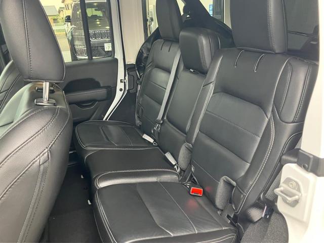 ジープ・ラングラーアンリミテッド サハラ　認定中古車保証　整備付　衝突軽減ブレーキ　アダプティブクルーズコントロール　バックモニター　Ａｐｐｌｅｃａｒｐｌａｙ／ａｎｄｒｏｉｄａｕｔｏ　シートヒーター　ハンドルヒーター（25枚目）