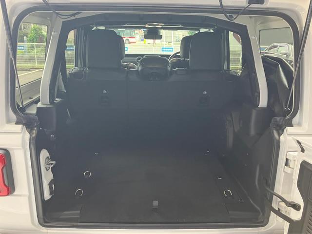 ジープ・ラングラーアンリミテッド サハラ　認定中古車保証　整備付　衝突軽減ブレーキ　アダプティブクルーズコントロール　バックモニター　Ａｐｐｌｅｃａｒｐｌａｙ／ａｎｄｒｏｉｄａｕｔｏ　シートヒーター　ハンドルヒーター（27枚目）
