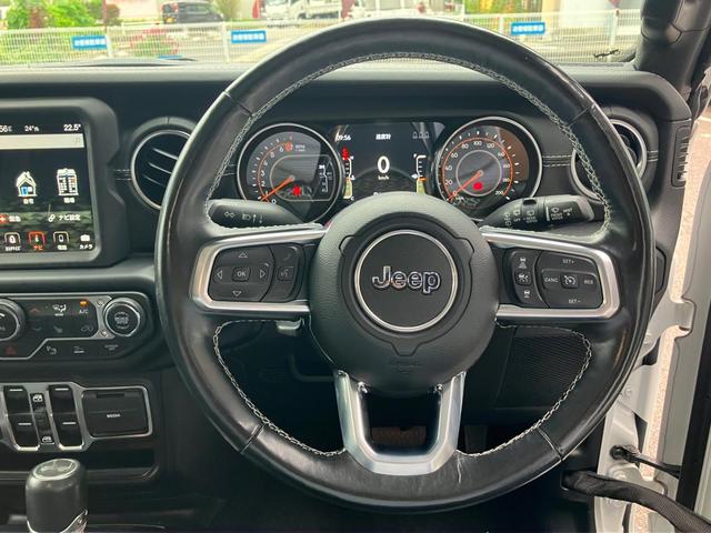 ジープ・ラングラーアンリミテッド サハラ　認定中古車保証　整備付　衝突軽減ブレーキ　アダプティブクルーズコントロール　バックモニター　Ａｐｐｌｅｃａｒｐｌａｙ／ａｎｄｒｏｉｄａｕｔｏ　シートヒーター　ハンドルヒーター（30枚目）