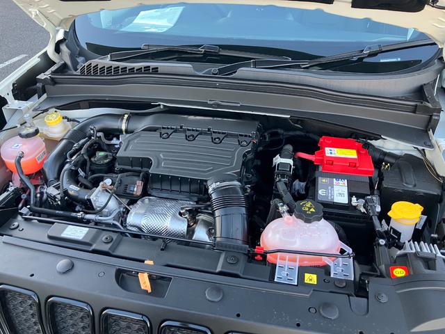 ジープ・レネゲード アルティテュード e-ハイブリッド 新車保証継承 弊社試乗車 Applecarplay/androidauto アダプティブクルーズコントロール 前面衝突警報 シートヒーター ハンドルヒーター(33枚目)