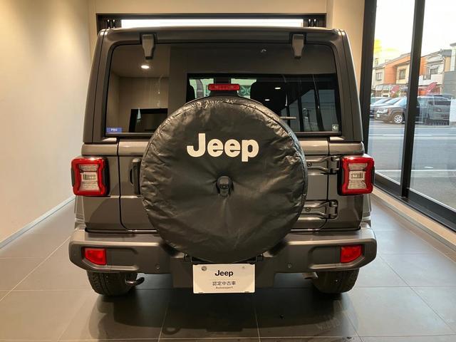 ジープ・ラングラーアンリミテッド スポーツ　認定中古車保証　整備付　四輪駆動　ＥＴＣ　純正１７インチＡＷ　安全装備　ＡｐｐｌｅＣａｒＰｌａｙ／ＡｎｄｒｏｉｄＡｕｔｏ　バックカメラ　障害物センサー　アダプティブクルーズコントロール　サイドモニター（8枚目）