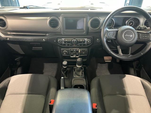 ジープ・ラングラーアンリミテッド スポーツ　認定中古車保証　整備付　四輪駆動　ＥＴＣ　純正１７インチＡＷ　安全装備　ＡｐｐｌｅＣａｒＰｌａｙ／ＡｎｄｒｏｉｄＡｕｔｏ　バックカメラ　障害物センサー　アダプティブクルーズコントロール　サイドモニター（14枚目）