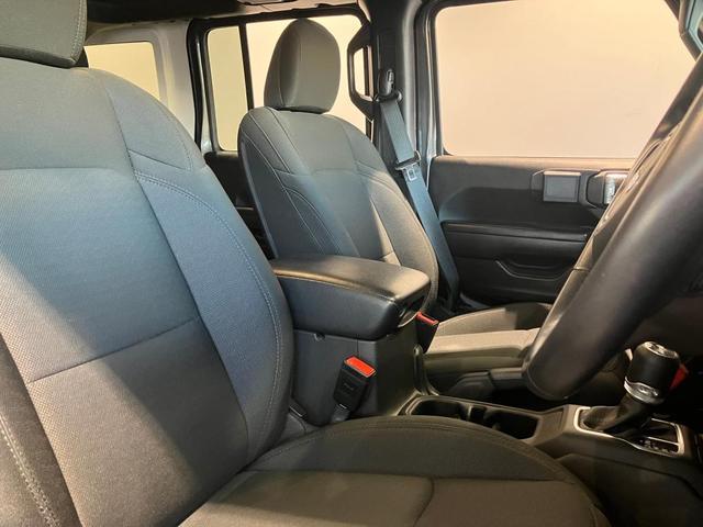 ジープ・ラングラーアンリミテッド スポーツ　認定中古車保証　整備付　四輪駆動　ＥＴＣ　純正１７インチＡＷ　安全装備　ＡｐｐｌｅＣａｒＰｌａｙ／ＡｎｄｒｏｉｄＡｕｔｏ　バックカメラ　障害物センサー　アダプティブクルーズコントロール　サイドモニター（15枚目）
