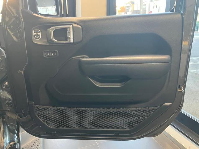 ジープ・ラングラーアンリミテッド スポーツ　認定中古車保証　整備付　四輪駆動　ＥＴＣ　純正１７インチＡＷ　安全装備　ＡｐｐｌｅＣａｒＰｌａｙ／ＡｎｄｒｏｉｄＡｕｔｏ　バックカメラ　障害物センサー　アダプティブクルーズコントロール　サイドモニター（17枚目）