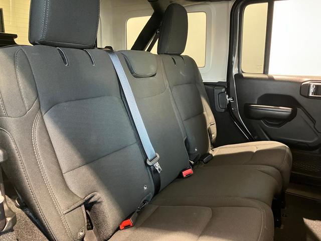 ジープ・ラングラーアンリミテッド スポーツ　認定中古車保証　整備付　四輪駆動　ＥＴＣ　純正１７インチＡＷ　安全装備　ＡｐｐｌｅＣａｒＰｌａｙ／ＡｎｄｒｏｉｄＡｕｔｏ　バックカメラ　障害物センサー　アダプティブクルーズコントロール　サイドモニター（18枚目）
