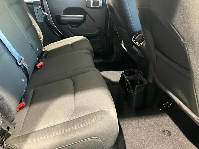 ジープ・ラングラーアンリミテッド スポーツ　認定中古車保証　整備付　四輪駆動　ＥＴＣ　純正１７インチＡＷ　安全装備　ＡｐｐｌｅＣａｒＰｌａｙ／ＡｎｄｒｏｉｄＡｕｔｏ　バックカメラ　障害物センサー　アダプティブクルーズコントロール　サイドモニター（19枚目）