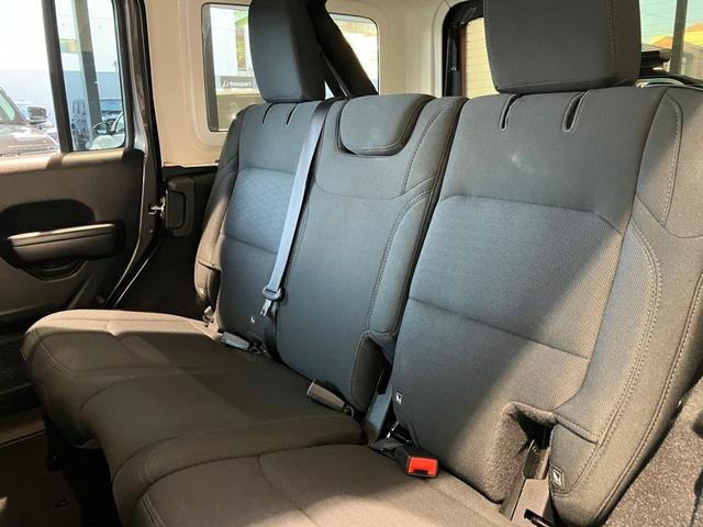 ジープ・ラングラーアンリミテッド スポーツ　認定中古車保証　整備付　四輪駆動　ＥＴＣ　純正１７インチＡＷ　安全装備　ＡｐｐｌｅＣａｒＰｌａｙ／ＡｎｄｒｏｉｄＡｕｔｏ　バックカメラ　障害物センサー　アダプティブクルーズコントロール　サイドモニター（24枚目）