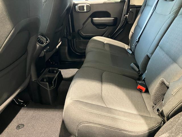 ジープ・ラングラーアンリミテッド スポーツ　認定中古車保証　整備付　四輪駆動　ＥＴＣ　純正１７インチＡＷ　安全装備　ＡｐｐｌｅＣａｒＰｌａｙ／ＡｎｄｒｏｉｄＡｕｔｏ　バックカメラ　障害物センサー　アダプティブクルーズコントロール　サイドモニター（25枚目）