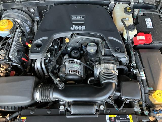 ジープ・ラングラーアンリミテッド スポーツ　認定中古車保証　整備付　四輪駆動　ＥＴＣ　純正１７インチＡＷ　安全装備　ＡｐｐｌｅＣａｒＰｌａｙ／ＡｎｄｒｏｉｄＡｕｔｏ　バックカメラ　障害物センサー　アダプティブクルーズコントロール　サイドモニター（35枚目）