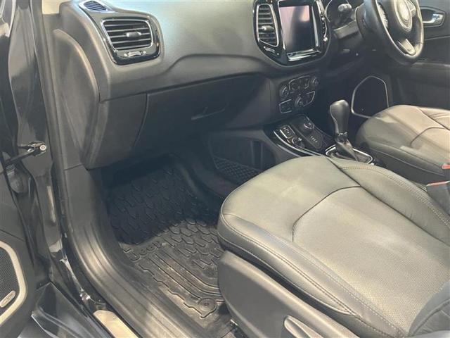 助手席はマニュアル調整のシートで素早く位置調整が可能です。