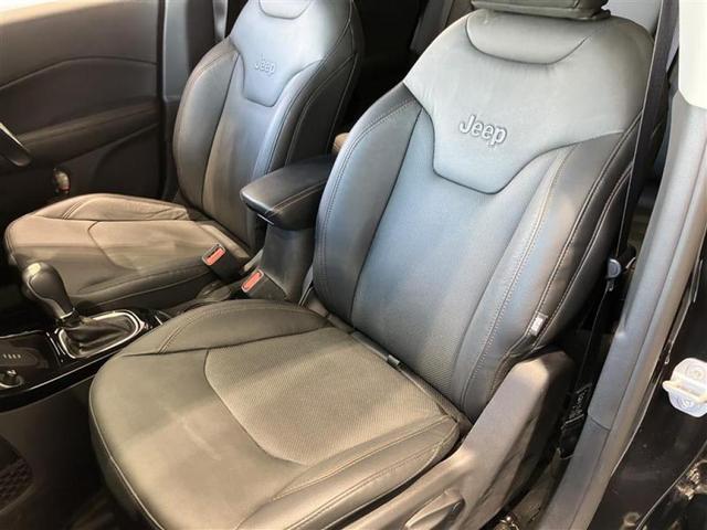 助手席の座面下は収納スペースになっているので、小物等を保管して頂けます。