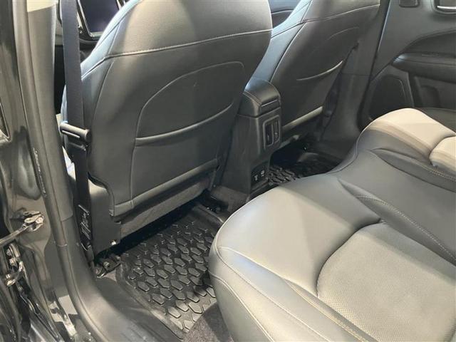 後部座席足元中央にはエアコン吹き出し口と充電ポートがあり、長距離ドライブも快適です。