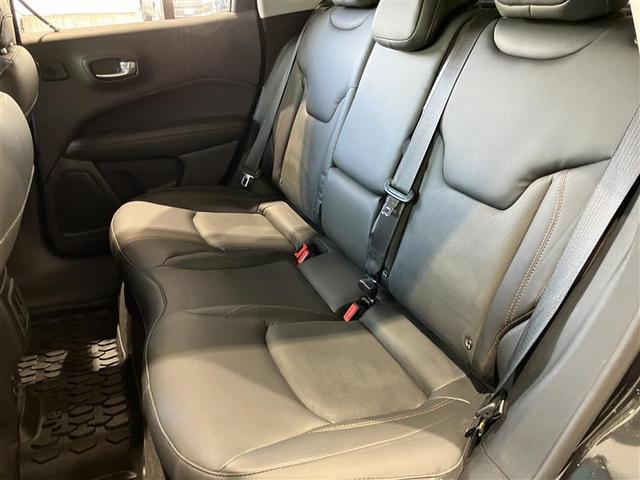 後部座席には３人までかけて頂けます。