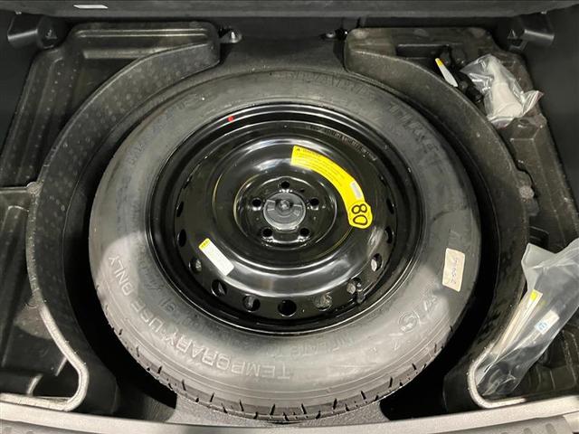 ラゲッジルーム下にはスペアタイヤがございます。