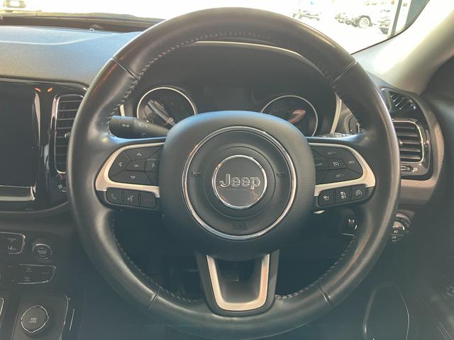 握りやすく運転しやすいステアリングです。