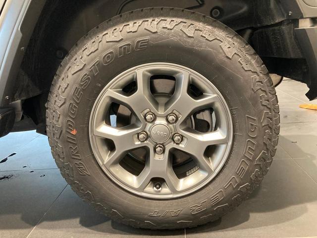 ジープ・ラングラーアンリミテッド フリーダムエディション バックカメラ 純正17インチアルミホイール ハーフレザーシート ETC サイドステップ サイドカメラ フロントカメラ AppleCarPlay/AndroidAuto(13枚目)