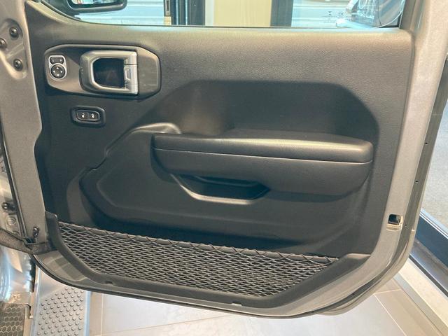 ジープ・ラングラーアンリミテッド フリーダムエディション バックカメラ 純正17インチアルミホイール ハーフレザーシート ETC サイドステップ サイドカメラ フロントカメラ AppleCarPlay/AndroidAuto(17枚目)