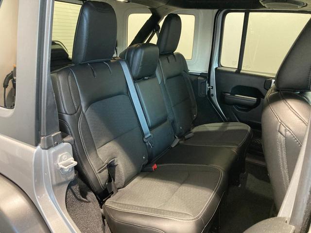 ジープ・ラングラーアンリミテッド フリーダムエディション バックカメラ 純正17インチアルミホイール ハーフレザーシート ETC サイドステップ サイドカメラ フロントカメラ AppleCarPlay/AndroidAuto(19枚目)