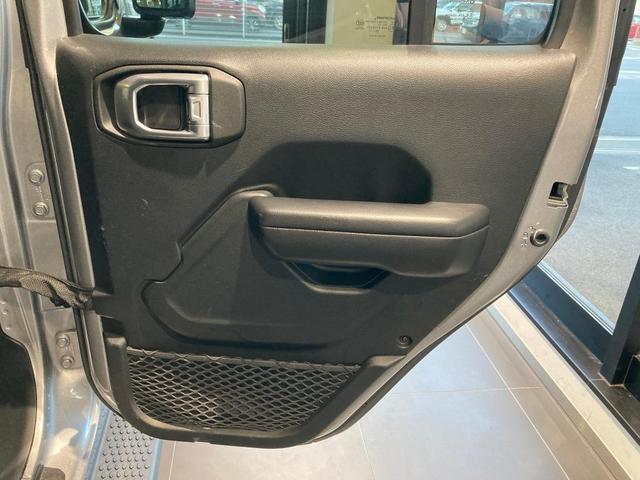 ジープ・ラングラーアンリミテッド フリーダムエディション バックカメラ 純正17インチアルミホイール ハーフレザーシート ETC サイドステップ サイドカメラ フロントカメラ AppleCarPlay/AndroidAuto(20枚目)