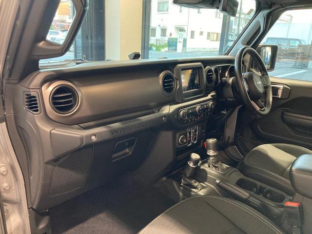 ジープ・ラングラーアンリミテッド フリーダムエディション バックカメラ 純正17インチアルミホイール ハーフレザーシート ETC サイドステップ サイドカメラ フロントカメラ AppleCarPlay/AndroidAuto(21枚目)