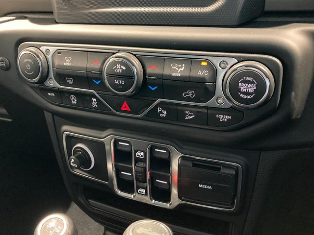 ジープ・ラングラーアンリミテッド フリーダムエディション バックカメラ 純正17インチアルミホイール ハーフレザーシート ETC サイドステップ サイドカメラ フロントカメラ AppleCarPlay/AndroidAuto(33枚目)