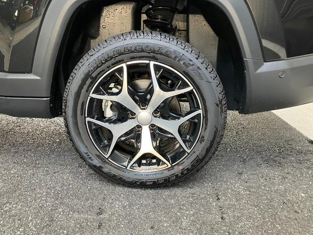 ジープ・コマンダー リミテッド　新車保証継承　整備有　サンルーフ　デモカー　試乗車　純正アルミホイール　レーダークルーズ　電動リアゲート　ＬＥＤヘッドライト　ＬＥＤフォグランプ（13枚目）