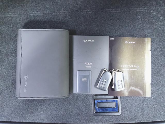 ＲＸ ＲＸ３００　Ｆスポーツ　シートヒーター　シートエアコン　パワーシート　トランクスルー　フロアマット　ナビ　ＣＤ　音楽プレーヤー接続　Ｂｌｕｅｔｏｏｔｈ接続　ＴＶ　ＤＶＤ再生　ＥＴＣ　サンルーフ・ガラスルーフ（27枚目）