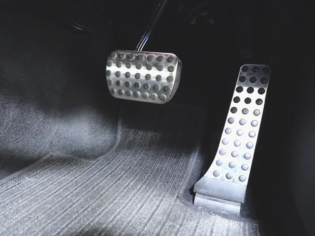 Ｃクラス Ｃ２００　ローレウスエディション　スポーツプラスパッケージ　シートヒーター　パワーシート　トランクスルー　フロアマット　コネクテッド機能　ナビ　音楽プレーヤー接続　Ｂｌｕｅｔｏｏｔｈ接続　ＴＶ　ＥＴＣ　ＬＥＤヘッドライト（9枚目）