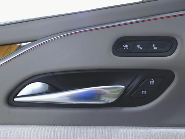 キャデラックエスカレード スポーツ シートヒーター シートエアコン パワーシート 3列シート トランクスルー フロアマット 音楽プレーヤー接続 Bluetooth接続 後席モニター ETC サンルーフ・ガラスルーフ LEDヘッドライト(23枚目)