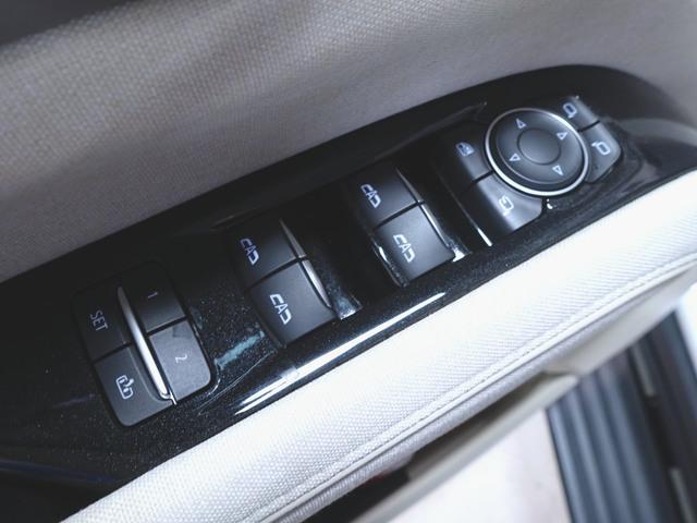 キャデラックエスカレード スポーツ シートヒーター シートエアコン パワーシート 3列シート トランクスルー フロアマット 音楽プレーヤー接続 Bluetooth接続 後席モニター ETC サンルーフ・ガラスルーフ LEDヘッドライト(24枚目)