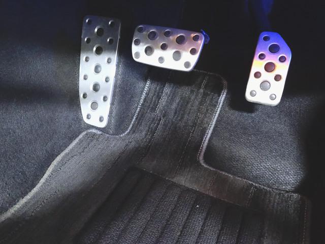 インプレッサスポーツ ２．０ｉ－Ｓ　アイサイト　シートヒーター　パワーシート　トランクスルー　フロアマット　ナビ　ＣＤ　音楽プレーヤー接続　Ｂｌｕｅｔｏｏｔｈ接続　ＴＶ　ＤＶＤ再生　ＥＴＣ　ＬＥＤヘッドライト　フロントカメラ　サイドカメラ（9枚目）