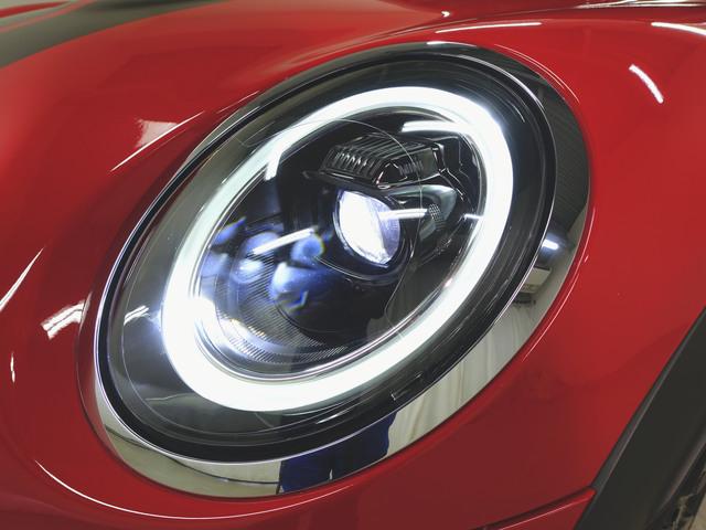 ＭＩＮＩ クーパーＳ　プレミアムプラスパッケージ　クラッシックトリム　シートヒーター　トランクスルー　フロアマット　音楽プレーヤー接続　Ｂｌｕｅｔｏｏｔｈ接続　ＥＴＣ　ＬＥＤヘッドライト　バックモニター　盗難防止（3枚目）