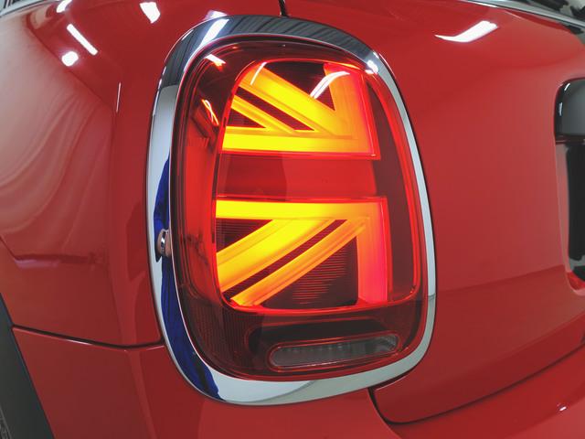 ＭＩＮＩ クーパーＳ　プレミアムプラスパッケージ　クラッシックトリム　シートヒーター　トランクスルー　フロアマット　音楽プレーヤー接続　Ｂｌｕｅｔｏｏｔｈ接続　ＥＴＣ　ＬＥＤヘッドライト　バックモニター　盗難防止（5枚目）