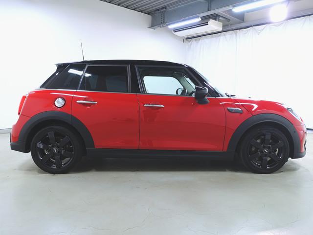ＭＩＮＩ クーパーＳ　プレミアムプラスパッケージ　クラッシックトリム　シートヒーター　トランクスルー　フロアマット　音楽プレーヤー接続　Ｂｌｕｅｔｏｏｔｈ接続　ＥＴＣ　ＬＥＤヘッドライト　バックモニター　盗難防止（8枚目）