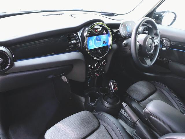 ＭＩＮＩ クーパーＳ　プレミアムプラスパッケージ　クラッシックトリム　シートヒーター　トランクスルー　フロアマット　音楽プレーヤー接続　Ｂｌｕｅｔｏｏｔｈ接続　ＥＴＣ　ＬＥＤヘッドライト　バックモニター　盗難防止（11枚目）