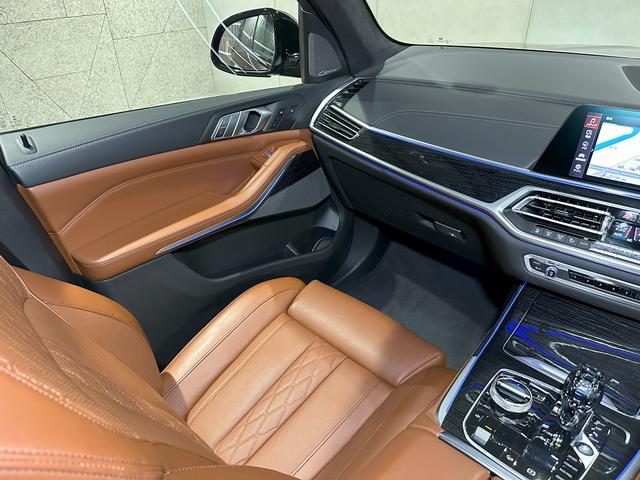 Ｘ７ Ｍ５０ｉ　スカイラウンジパノラマサンルーフ・５ゾーンエアコン・ウェルネスパッケージ・Ｖスポークスタイリング７５５Ｍ：２２ＡＷ（25枚目）