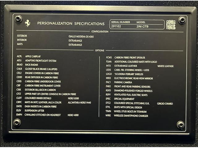 ベースグレード　サスペンションリフター／ＬＥＤカーボンファイバー製ステアリングホイール／ＡＰＰＬＥ　ＣＡＲＰＬＡＹ／特別デザインシート／ダイヤモンドポリッシュ仕上げの鍛造ホイール／カーボンファイバーコンソールの上部(2枚目)