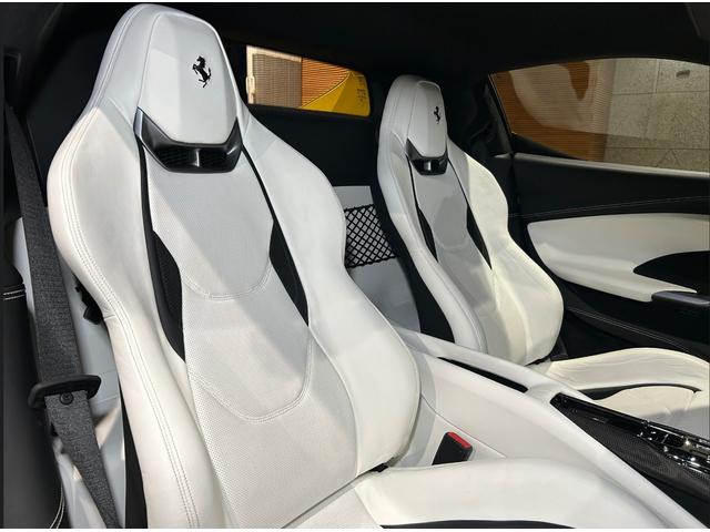 ２９６ＧＴＢ ベースグレード　サスペンションリフター／ＬＥＤカーボンファイバー製ステアリングホイール／ＡＰＰＬＥ　ＣＡＲＰＬＡＹ／特別デザインシート／ダイヤモンドポリッシュ仕上げの鍛造ホイール／カーボンファイバーコンソールの上部（26枚目）