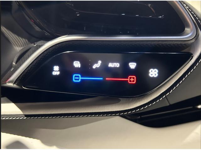 ベースグレード　サスペンションリフター／ＬＥＤカーボンファイバー製ステアリングホイール／ＡＰＰＬＥ　ＣＡＲＰＬＡＹ／特別デザインシート／ダイヤモンドポリッシュ仕上げの鍛造ホイール／カーボンファイバーコンソールの上部(36枚目)