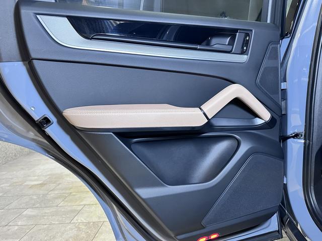 カイエン ベースグレード　オプション２３１・レジェンズカラー・スポーツクロノＰＫＧ・ＲＳ　ＳｐｙｄｅｒデザインＡＷ・１４Ｗａｙコンフォートシート・ベンチレーション・ＨＤマトリックスＬＥＤヘッドライト・パッセンジャーディスプレイ（44枚目）