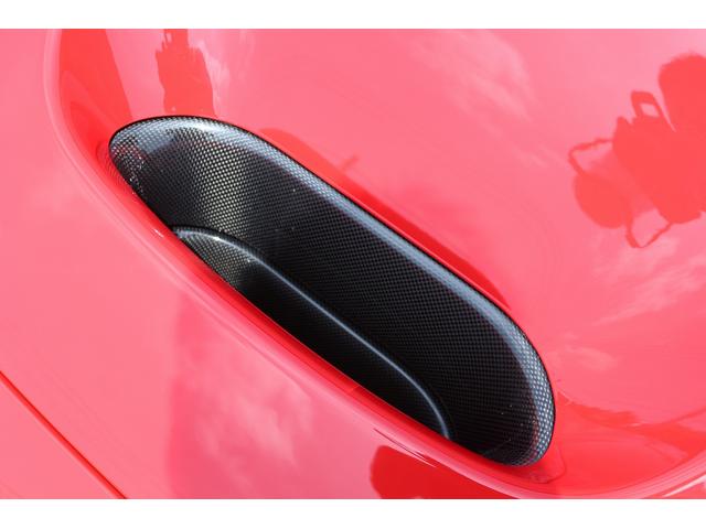 エアベントもカーボンとなっております！鮮やかなロッソコルサとカーボンパーツの組み合わせはカッコイイですね！