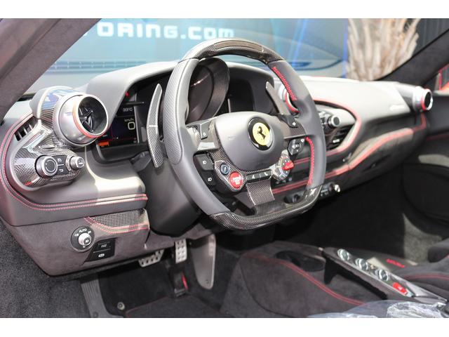 アルカンターラの内装となっておりレッド×ブラックの組み合わせが非常にカッコイイです！内装も非常に綺麗です！